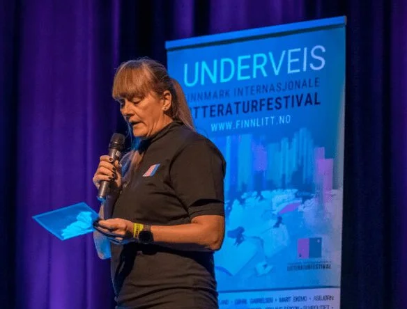 Åse Hansen informerer om nødutganger som stedsansvarlig på Finnlitt 2021 i Kirkenes.