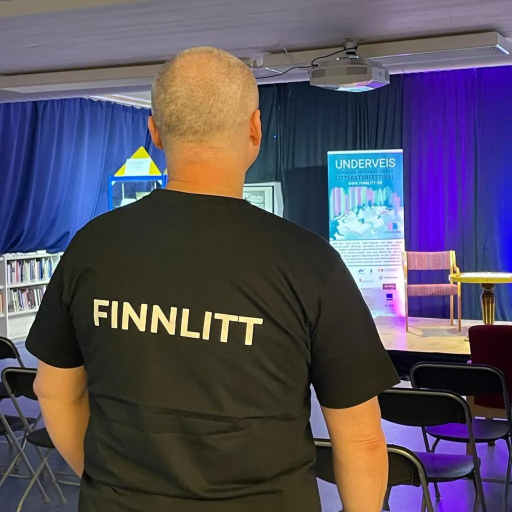 Mikael Niemi og Aud Tåga i samtale på Sør-Varanger bibliotek.